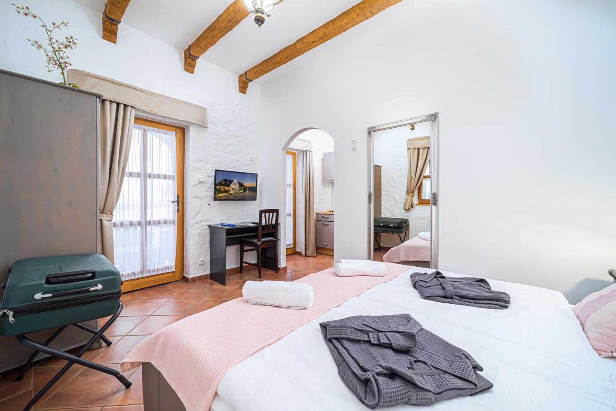 Отель Rigotanya Relax & Wellness Panzio Buekfuerdo Экстерьер фото